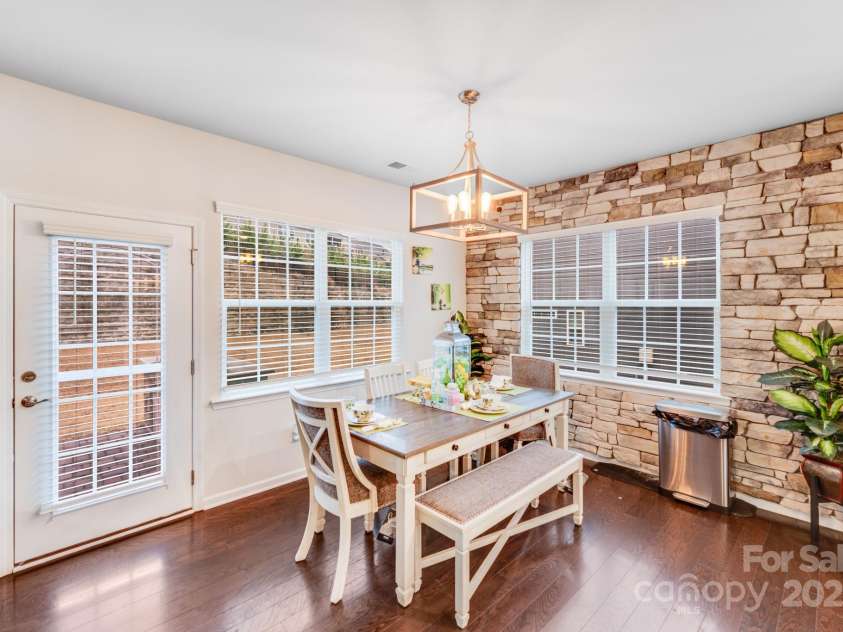 16812 Lookout Landing Lane, Charlotte, NC 28278.  MLS# CAR4218167, YatesRealty ID 860. Kitchen nook