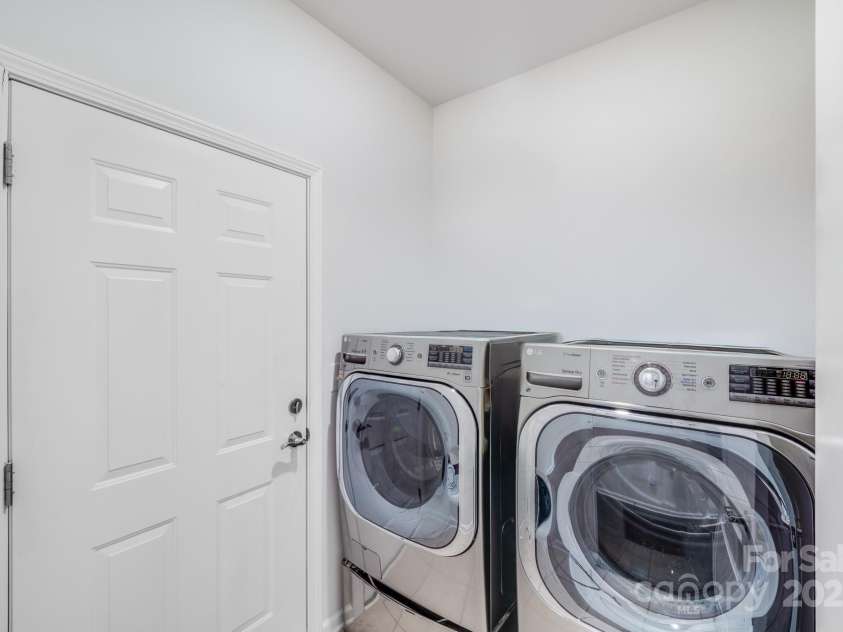 16812 Lookout Landing Lane, Charlotte, NC 28278.  MLS# CAR4218167, YatesRealty ID 860. Laundry room off Garage