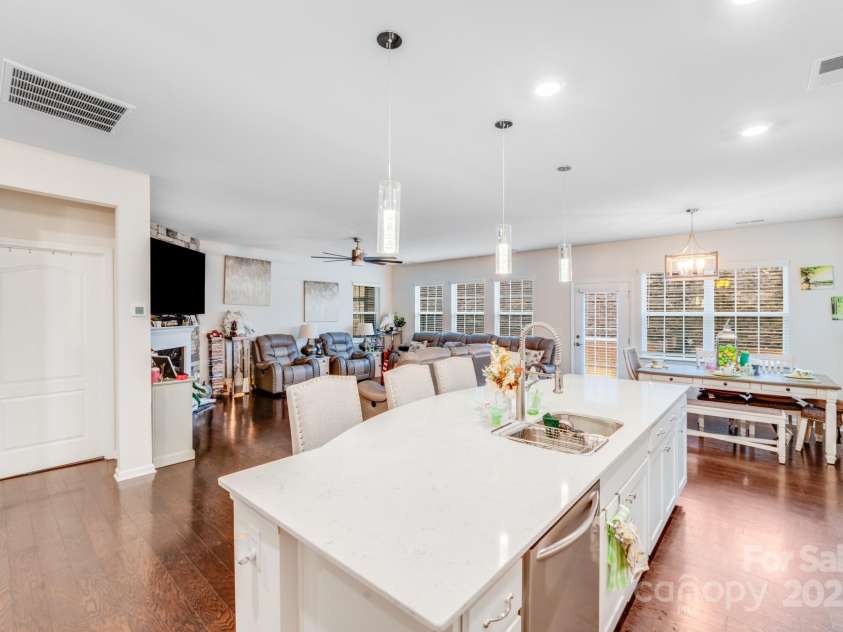 16812 Lookout Landing Lane, Charlotte, NC 28278.  MLS# CAR4218167, YatesRealty ID 860. Massive Kitchen Island