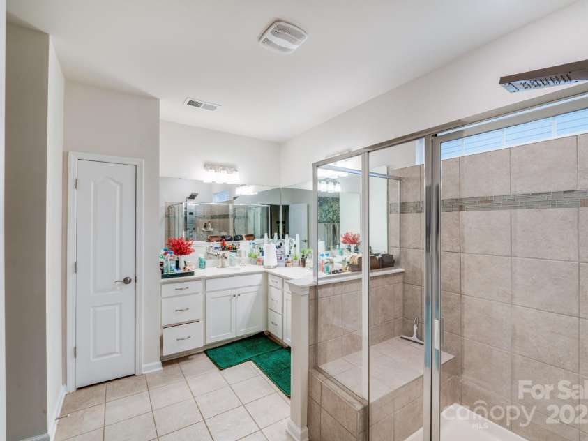 16812 Lookout Landing Lane, Charlotte, NC 28278.  MLS# CAR4218167, YatesRealty ID 860. Primary Bathroom