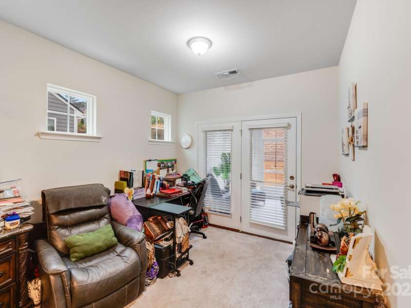 16812 Lookout Landing Lane, Charlotte, NC 28278.  MLS# CAR4218167, YatesRealty ID 860. Sitting area with walk out to screen porch