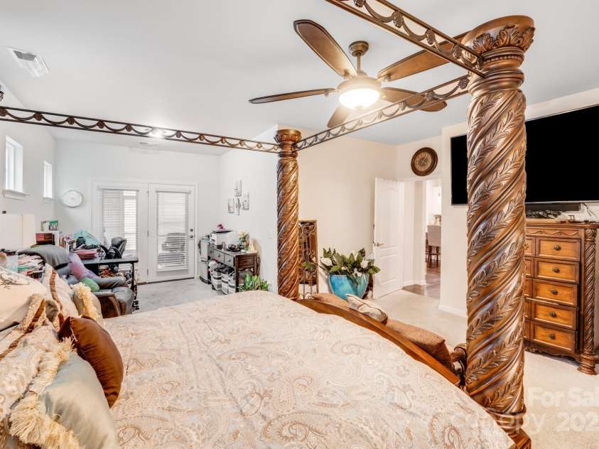 16812 Lookout Landing Lane, Charlotte, NC 28278.  MLS# CAR4218167, YatesRealty ID 860. View of Primary w/Sitting area