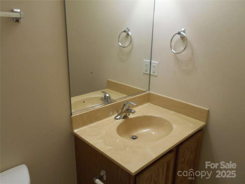 112 Alpine Ridge Drive, Asheville, NC 28803.  MLS# CAR4243877, YatesRealty ID 8601. Guest Bath