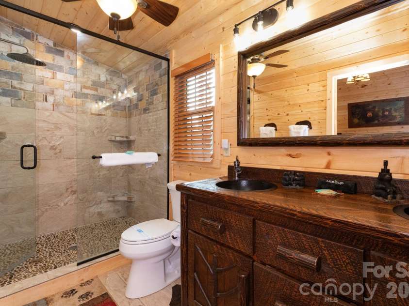 71 Honeymoon Lane, Maggie Valley, NC 28751.  MLS# CAR4342121, YatesRealty ID 8601. Primary Bathroom