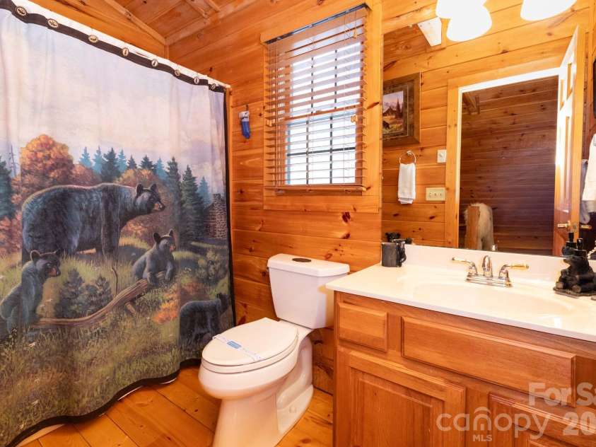 71 Honeymoon Lane, Maggie Valley, NC 28751.  MLS# CAR4342121, YatesRealty ID 8601. Upstairs Bathroom