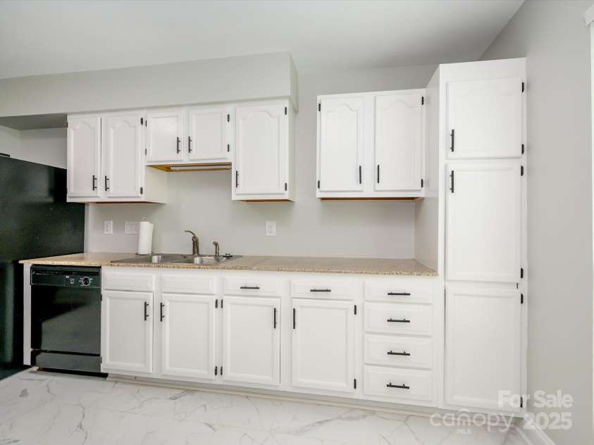 6129 Sunbridge Court, Charlotte, NC 28269.  MLS# CAR4250319, YatesRealty ID 8602. 