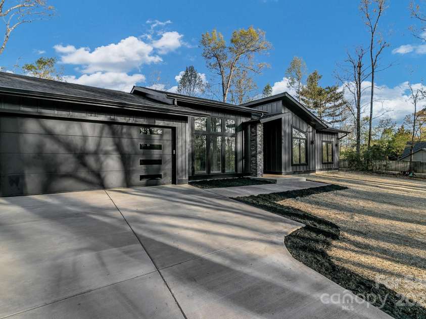 386 Donna Lane, Fairview, NC 28730.  MLS# CAR4250665, YatesRealty ID 8605. 