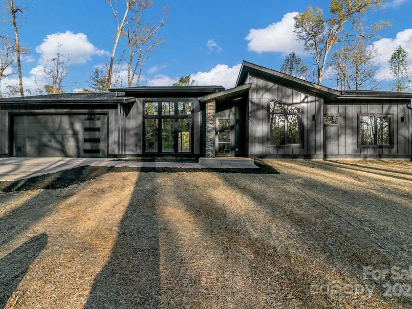 386 Donna Lane, Fairview, NC 28730.  MLS# CAR4250665, YatesRealty ID 8605. 