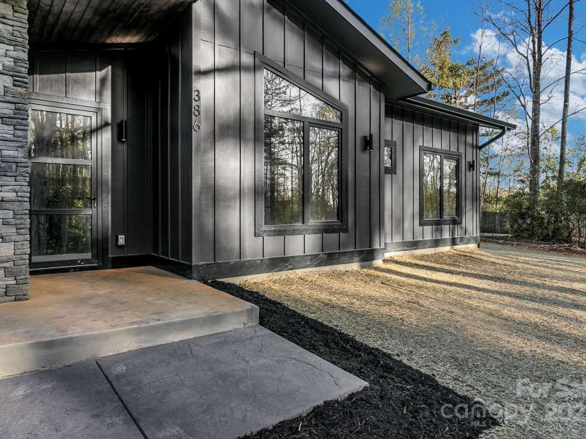 386 Donna Lane, Fairview, NC 28730.  MLS# CAR4250665, YatesRealty ID 8605. 