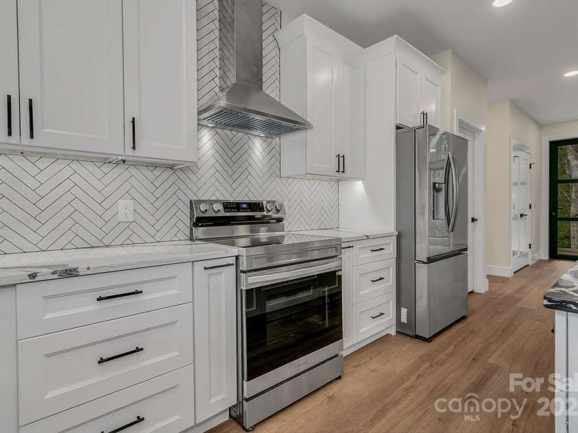 386 Donna Lane, Fairview, NC 28730.  MLS# CAR4250665, YatesRealty ID 8605. 