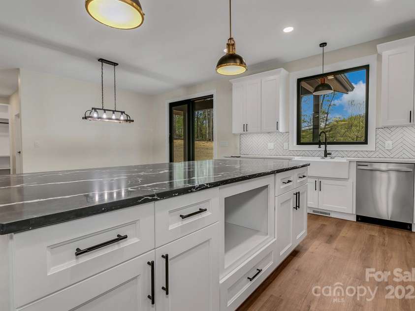 386 Donna Lane, Fairview, NC 28730.  MLS# CAR4250665, YatesRealty ID 8605. 