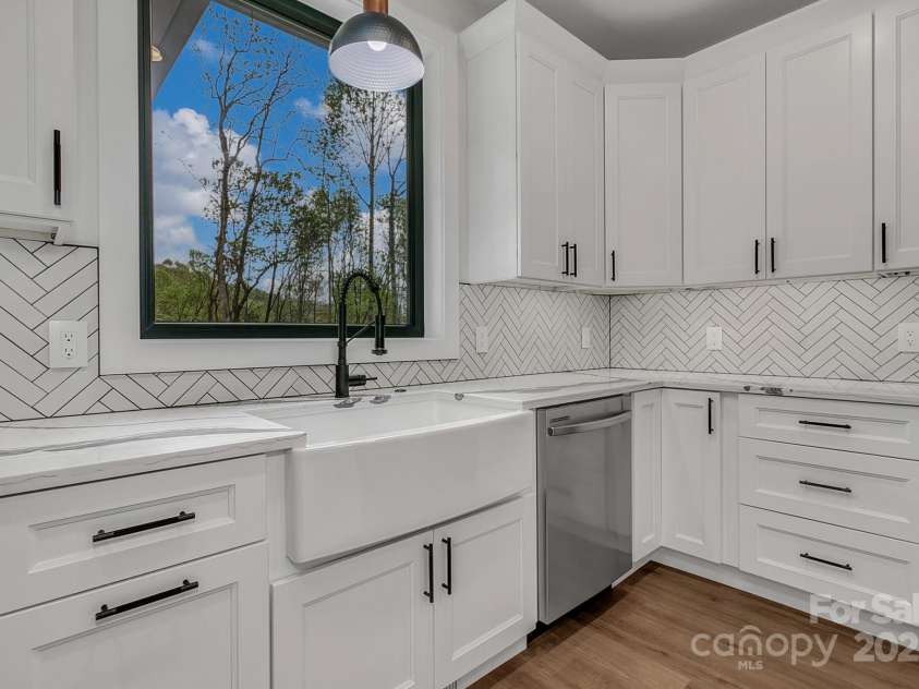 386 Donna Lane, Fairview, NC 28730.  MLS# CAR4250665, YatesRealty ID 8605. 