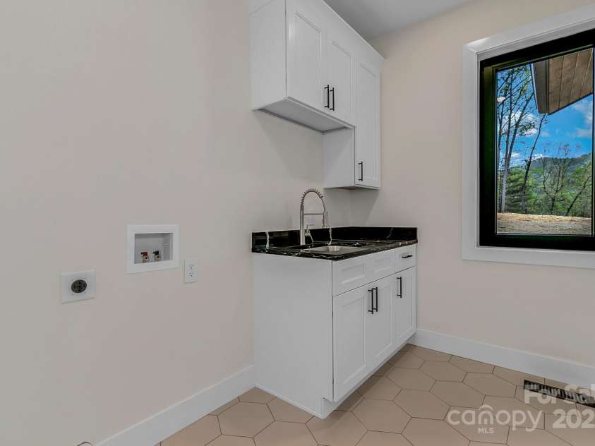 386 Donna Lane, Fairview, NC 28730.  MLS# CAR4250665, YatesRealty ID 8605. 