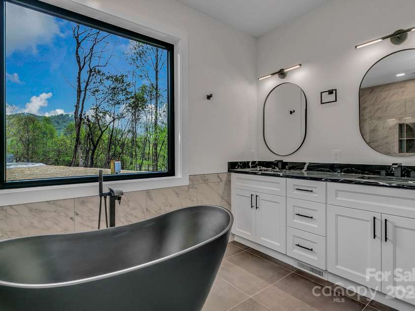 386 Donna Lane, Fairview, NC 28730.  MLS# CAR4250665, YatesRealty ID 8605. 