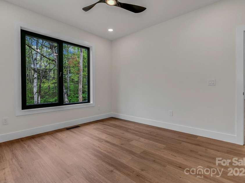 386 Donna Lane, Fairview, NC 28730.  MLS# CAR4250665, YatesRealty ID 8605. 