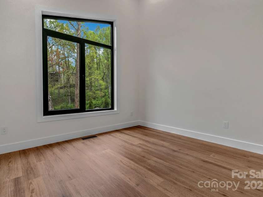 386 Donna Lane, Fairview, NC 28730.  MLS# CAR4250665, YatesRealty ID 8605. 