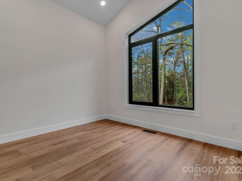 386 Donna Lane, Fairview, NC 28730.  MLS# CAR4250665, YatesRealty ID 8605. 