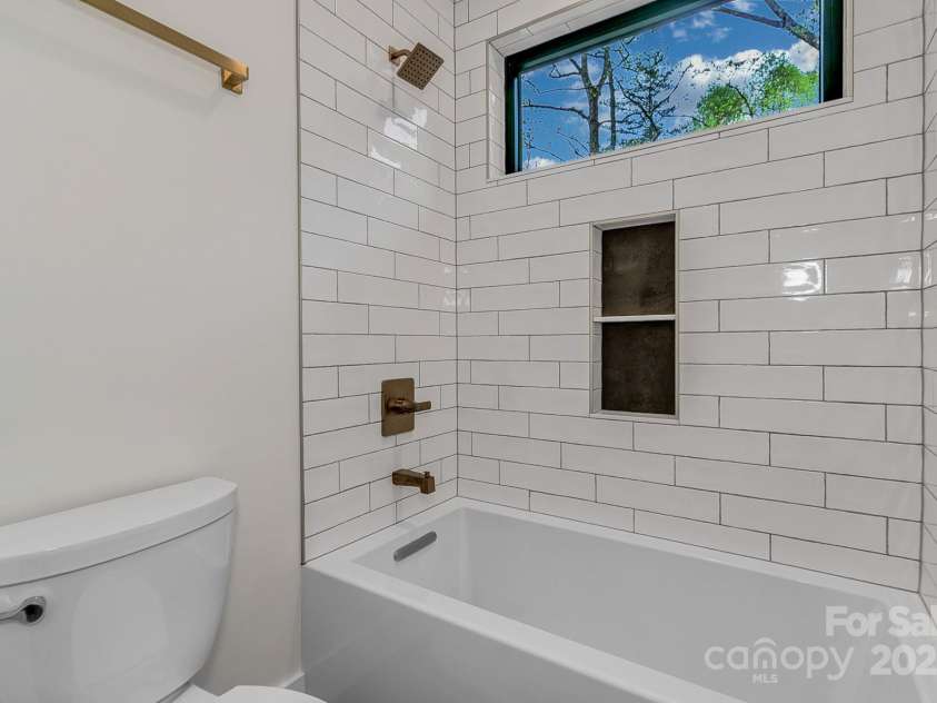 386 Donna Lane, Fairview, NC 28730.  MLS# CAR4250665, YatesRealty ID 8605. 