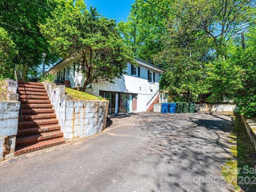 310 1st Street, Hickory, NC 28601.  MLS# CAR4247999, YatesRealty ID 8609. 