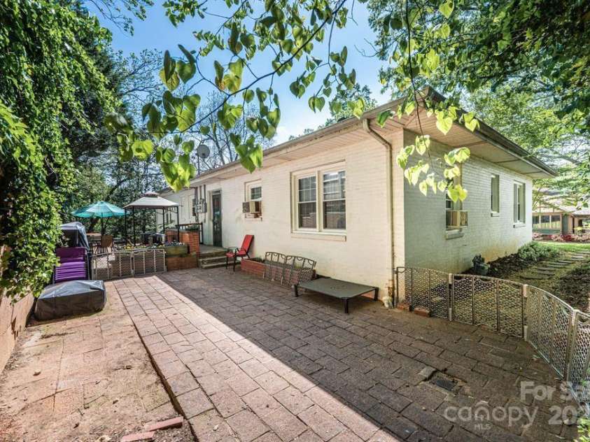 310 1st Street, Hickory, NC 28601.  MLS# CAR4247999, YatesRealty ID 8609. 