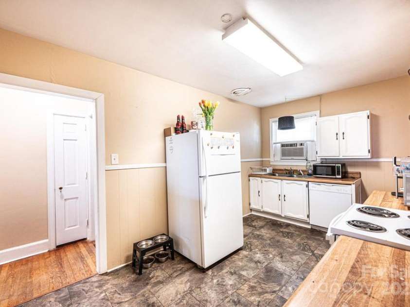 310 1st Street, Hickory, NC 28601.  MLS# CAR4247999, YatesRealty ID 8609. 