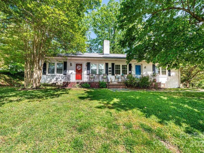 310 1st Street, Hickory, NC 28601.  MLS# CAR4247999, YatesRealty ID 8609. 