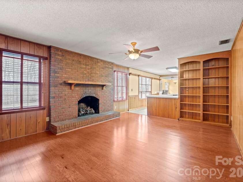 333 Sandy Ford Road, Mount Holly, NC 28120.  MLS# CAR4350892, YatesRealty ID 8609. Flex space 