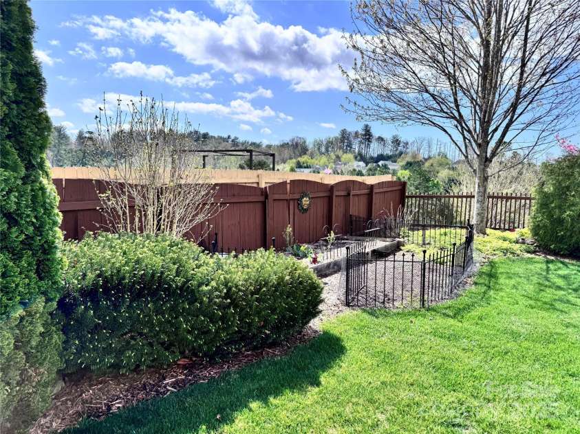 26 Trey Bourne Drive, Asheville, NC 28804.  MLS# CAR4244998, YatesRealty ID 8612. 