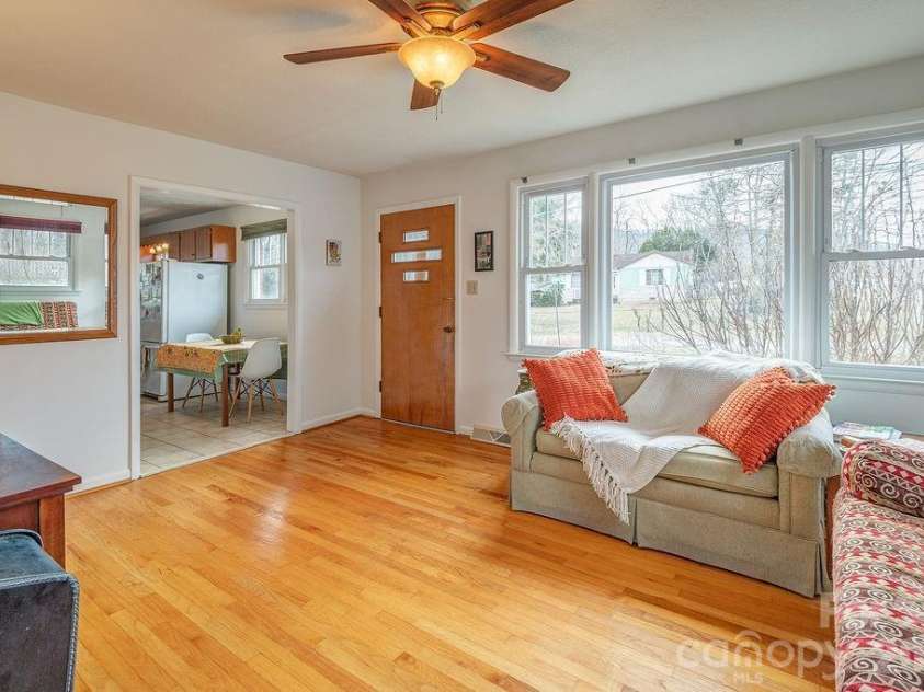 437 Onteora Boulevard, Asheville, NC 28803.  MLS# CAR4361742, YatesRealty ID 8612. 
