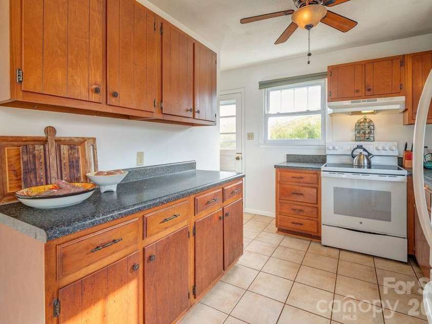 437 Onteora Boulevard, Asheville, NC 28803.  MLS# CAR4361742, YatesRealty ID 8612. 