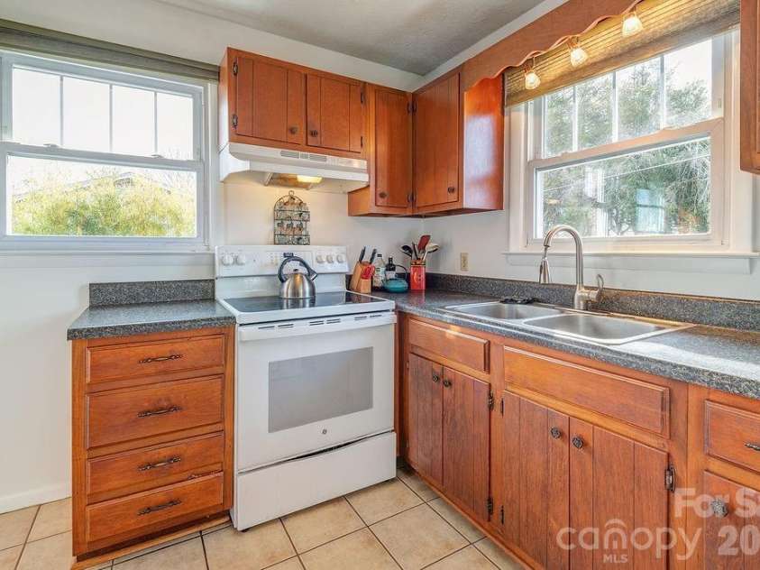 437 Onteora Boulevard, Asheville, NC 28803.  MLS# CAR4361742, YatesRealty ID 8612. 