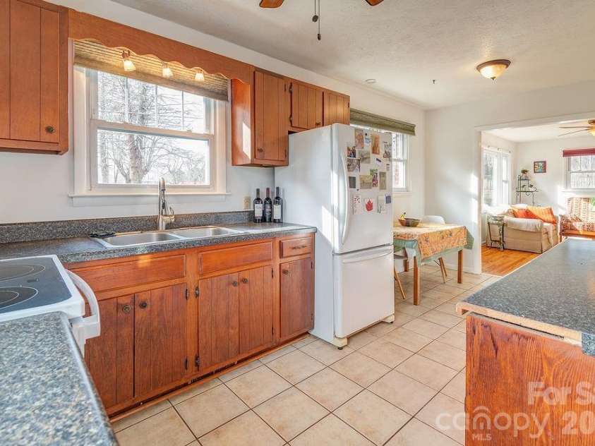 437 Onteora Boulevard, Asheville, NC 28803.  MLS# CAR4361742, YatesRealty ID 8612. 