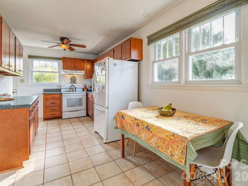 437 Onteora Boulevard, Asheville, NC 28803.  MLS# CAR4361742, YatesRealty ID 8612. Spacious kitchen