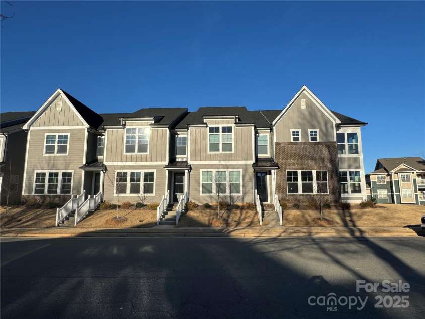143 Carriage Club Drive, Mooresville, NC 28117.  MLS# CAR4222115, YatesRealty ID 8614. 143 Carriage Club Front Exterior