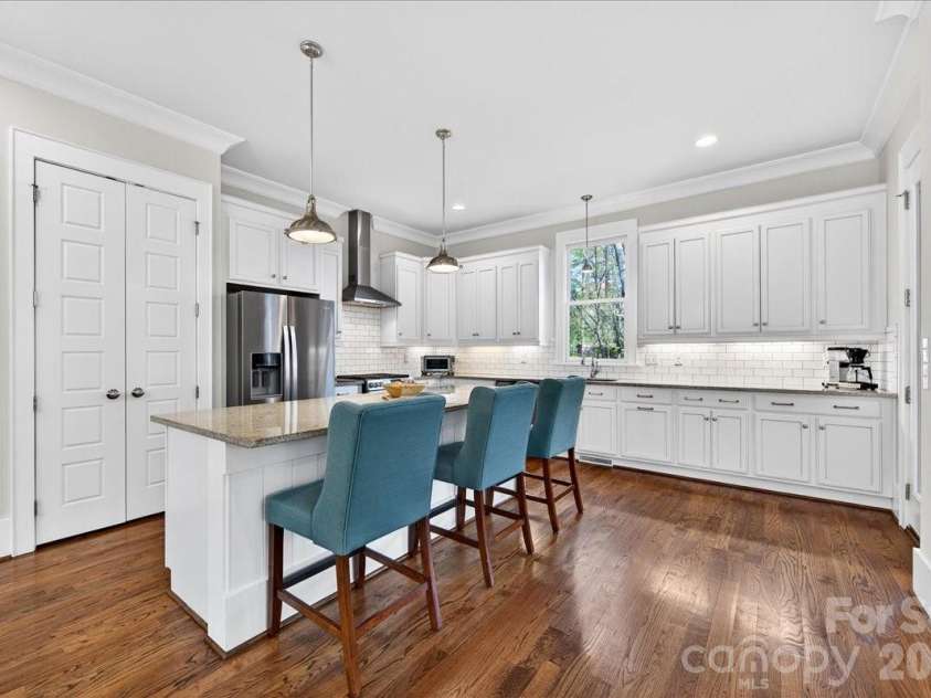 508 Beaty Street, Davidson, NC 28036.  MLS# CAR4344372, YatesRealty ID 8614. Spacious Kitchen with white cabinetry and timeless subway tile backsplash