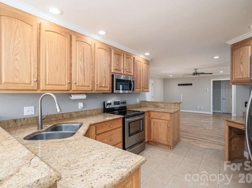 515 Hwy 161 None, Clover, SC 29710.  MLS# CAR4356879, YatesRealty ID 8615. Kitchen with granite counters, eat at bar and SS appliances 