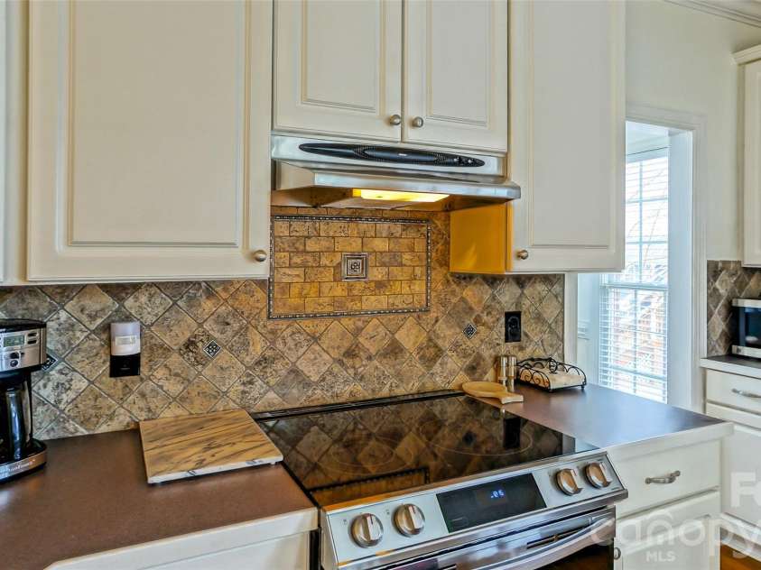 187 Fox Den Circle, Statesville, NC 28677.  MLS# CAR4363496, YatesRealty ID 8617. Decorative tile backsplash!