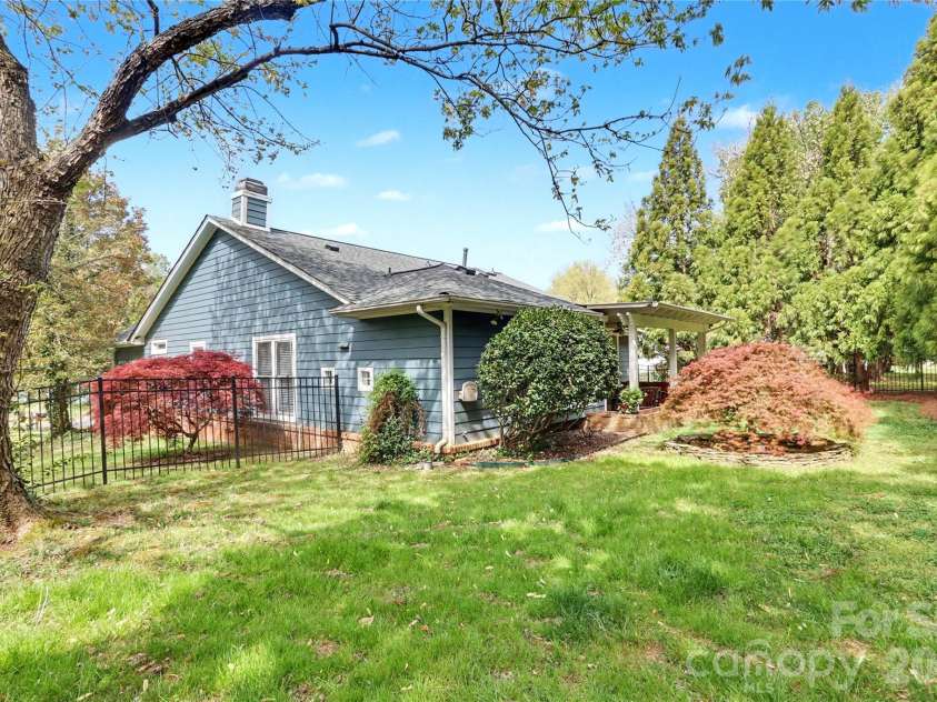 804 Mill Run Drive, Charlotte, NC 28209.  MLS# CAR4363423, YatesRealty ID 8618. 