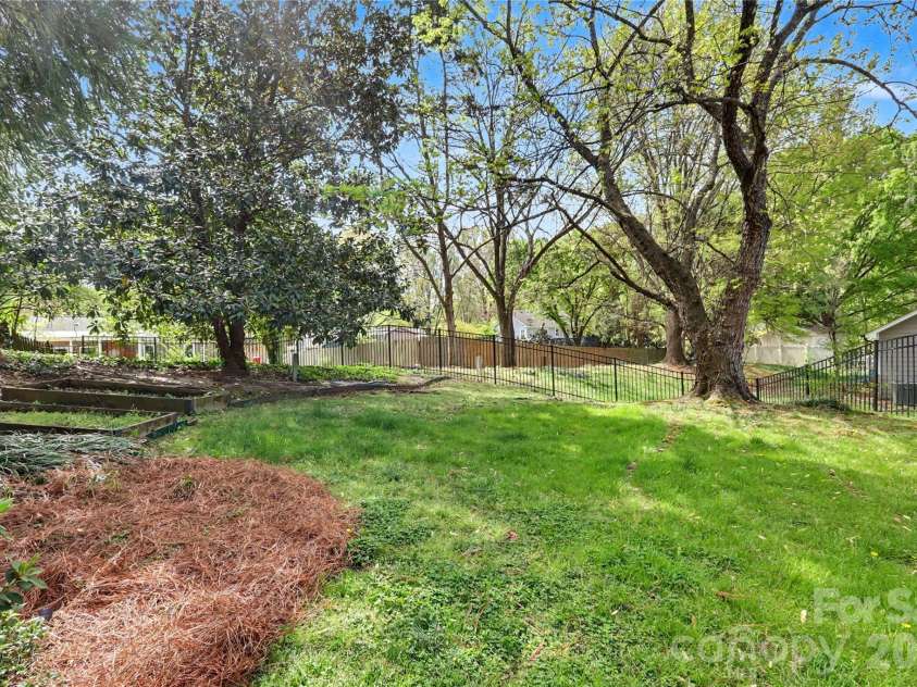 804 Mill Run Drive, Charlotte, NC 28209.  MLS# CAR4363423, YatesRealty ID 8618. 