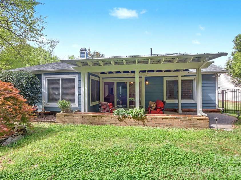 804 Mill Run Drive, Charlotte, NC 28209.  MLS# CAR4363423, YatesRealty ID 8618. 