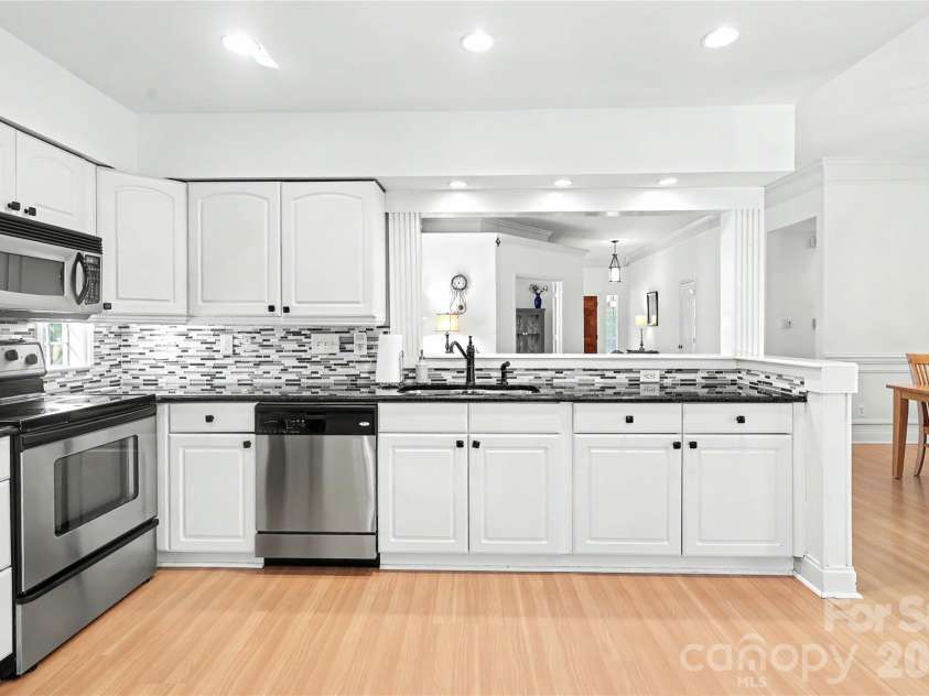 804 Mill Run Drive, Charlotte, NC 28209.  MLS# CAR4363423, YatesRealty ID 8618. 