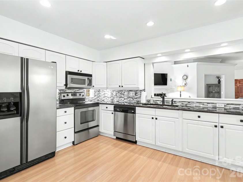 804 Mill Run Drive, Charlotte, NC 28209.  MLS# CAR4363423, YatesRealty ID 8618. 