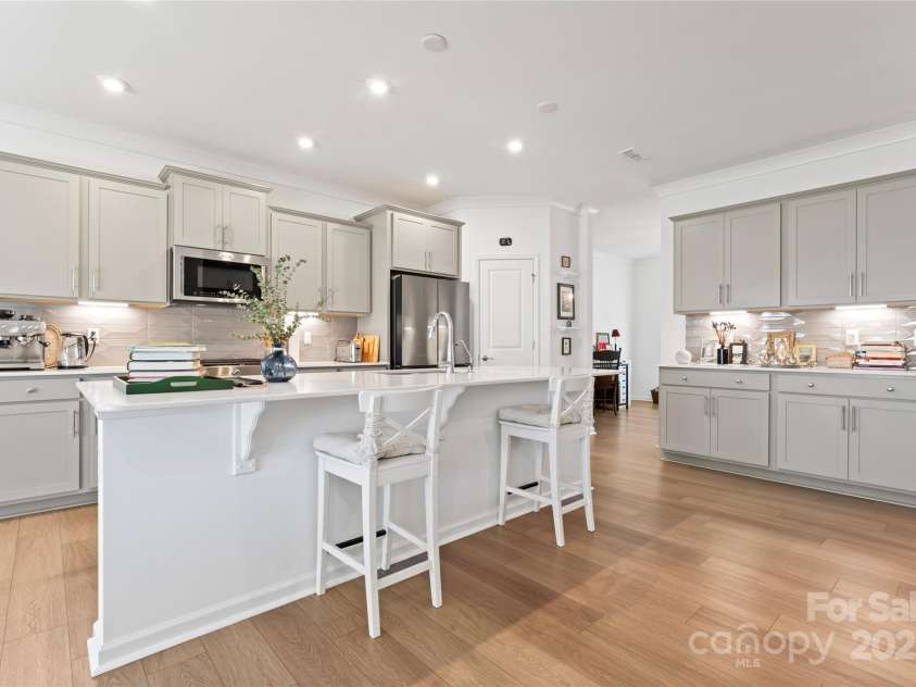 14247 Canemeadow Drive, Charlotte, NC 28278.  MLS# CAR4216217, YatesRealty ID 8621. Beautiful Gray Cabinets and quartz countertops