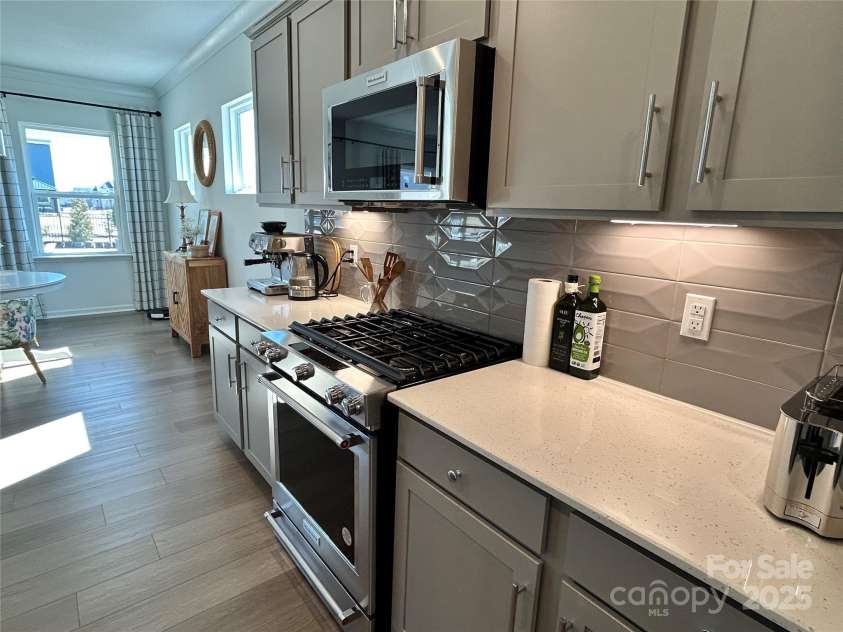 14247 Canemeadow Drive, Charlotte, NC 28278.  MLS# CAR4216217, YatesRealty ID 8621. Upgraded Kitchenaid gas stove/oven with Convection Vented Microwave