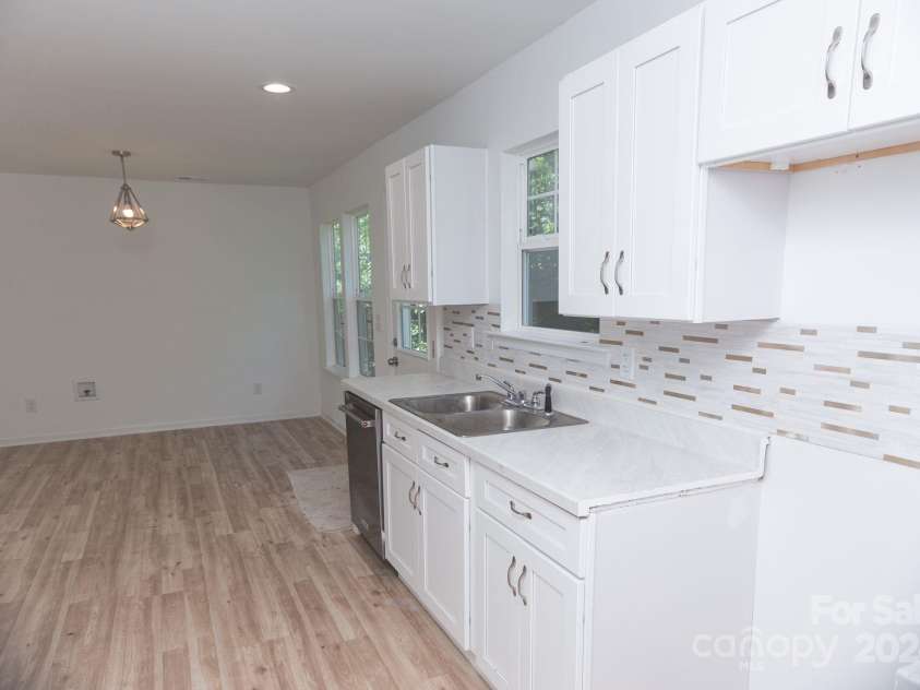 830 Oakshire Circle, Charlotte, NC 28214.  MLS# CAR4178151, YatesRealty ID 8622. 