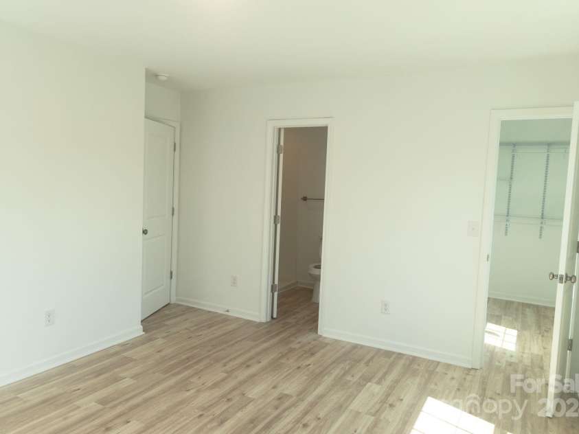 830 Oakshire Circle, Charlotte, NC 28214.  MLS# CAR4178151, YatesRealty ID 8622. 