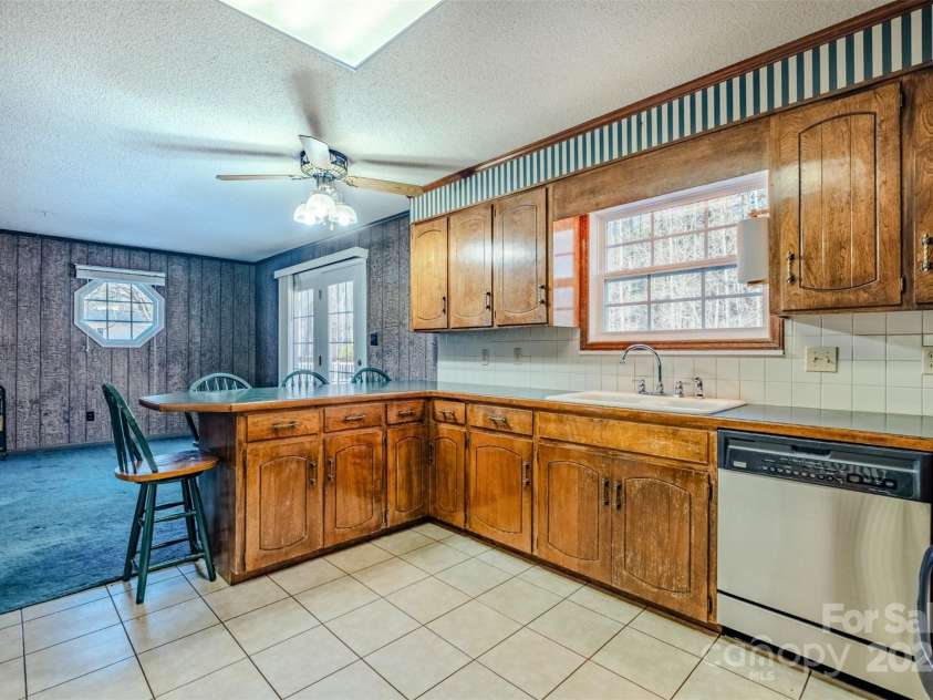 1215 Juniper Street, Salisbury, NC 28146.  MLS# CAR4329687, YatesRealty ID 8623. Kitchen with Breakfast Bar