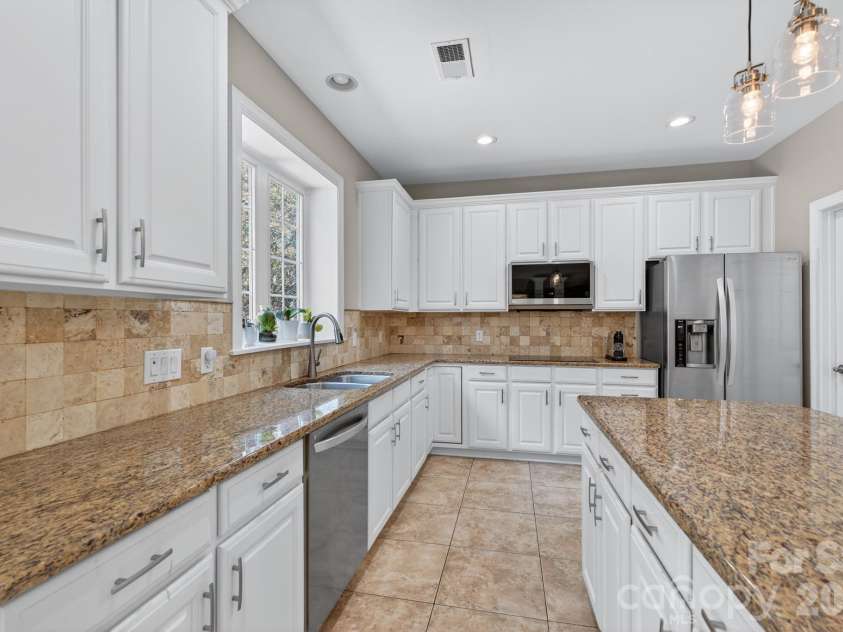 10804 Carmody Court, Charlotte, NC 28277.  MLS# CAR4360583, YatesRealty ID 8625. Kitchen Counter Space