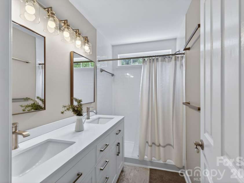 10804 Carmody Court, Charlotte, NC 28277.  MLS# CAR4360583, YatesRealty ID 8625. Upper Level Full Bathroom