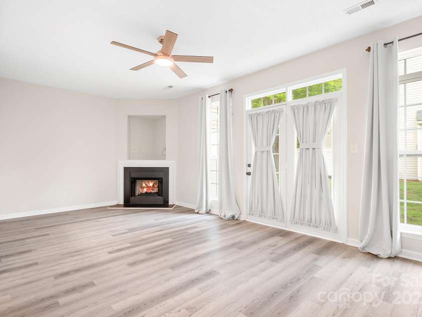 3906 Thomas Ridge Drive, Charlotte, NC 28269.  MLS# CAR4247727, YatesRealty ID 8629. 